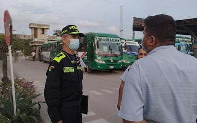 El comandante de la Policía Metropolitana de Barranquilla, general Diego Rosero, se reunió con conductores de Sobusa después de los primeros dos ataques. Ellos han sido víctimas de extorsiones.
