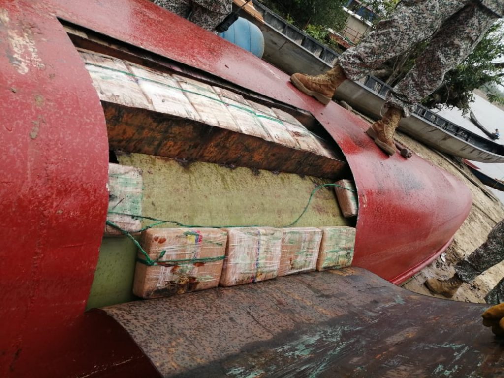 La droga fue incautada en un bote con doble fondo que navegaba por el río Inírida. Foto: El Morichal.