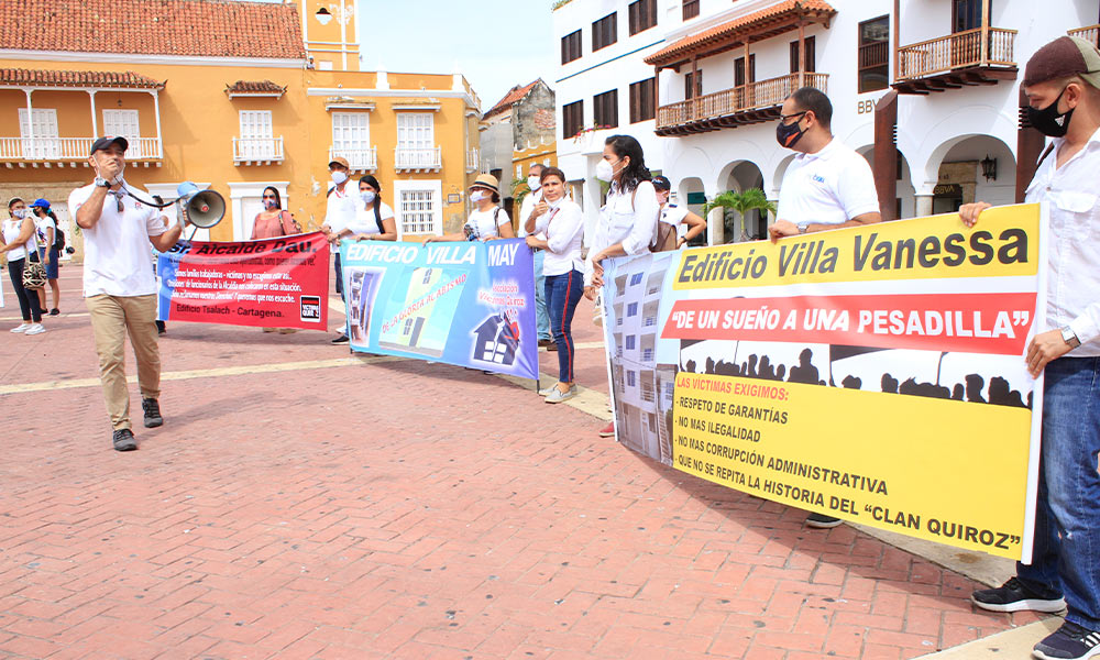 Protesta que desarrollada por los afectados de las construcciones de los Quiroz, en la Plaza de la Aduana y la avenida Blas de Lezo, en el centro de Cartagena | Crédito: foto cortesía diario El Universal