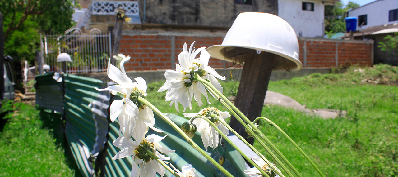 Las víctimas de las caída del edificio Blas de Lezo II se reúnen cada año para conmemorar a los 22 trabajadores que perecieron bajo los escombros de la obra de seis pisos, que nunca tuvo licencia de construcción. Crédito: Foto cortesía diario El Universal