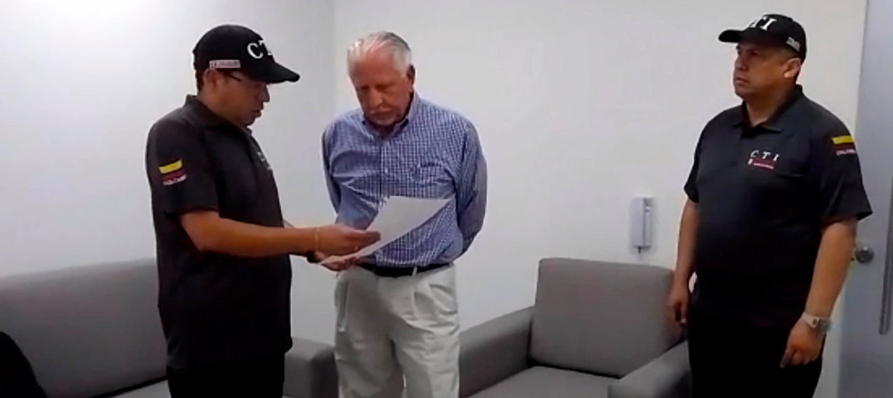 Captura de video de la Fiscalía de la detención del exgerente de Triple A Ramón Navarro, quien reconoció los mecanismos ilegales para sacar el dinero de la empresa, más no entregó nombres. Medios españoles lo señalan de recibir una bonificación por su silencio en este aspecto.